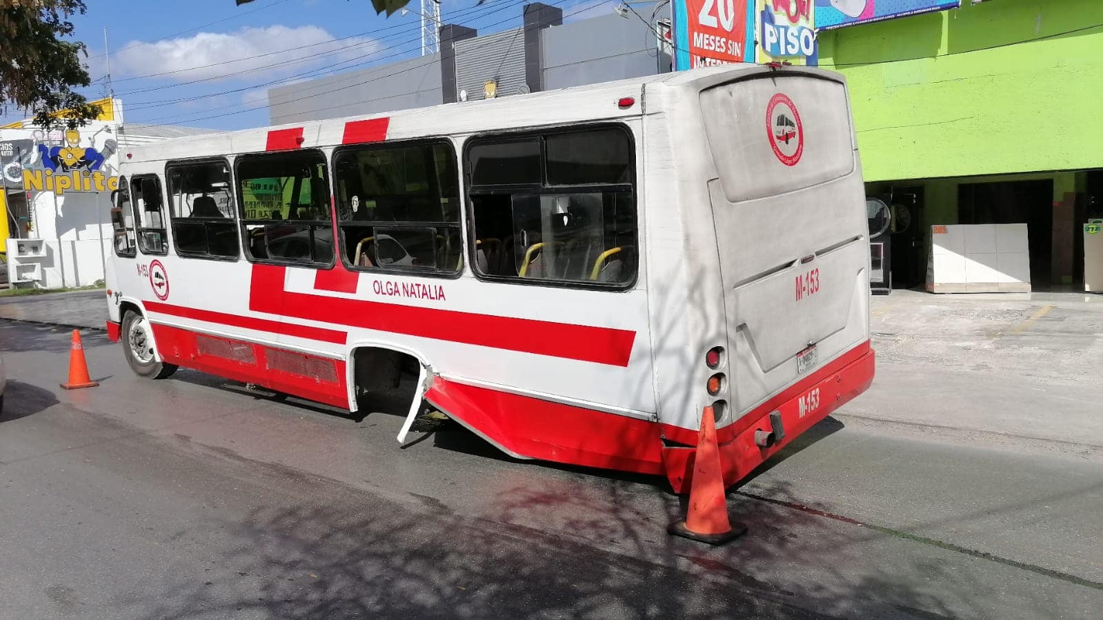 Camión de Villas de Oriente lleno de pasajeros pierde un neumático en Mérida