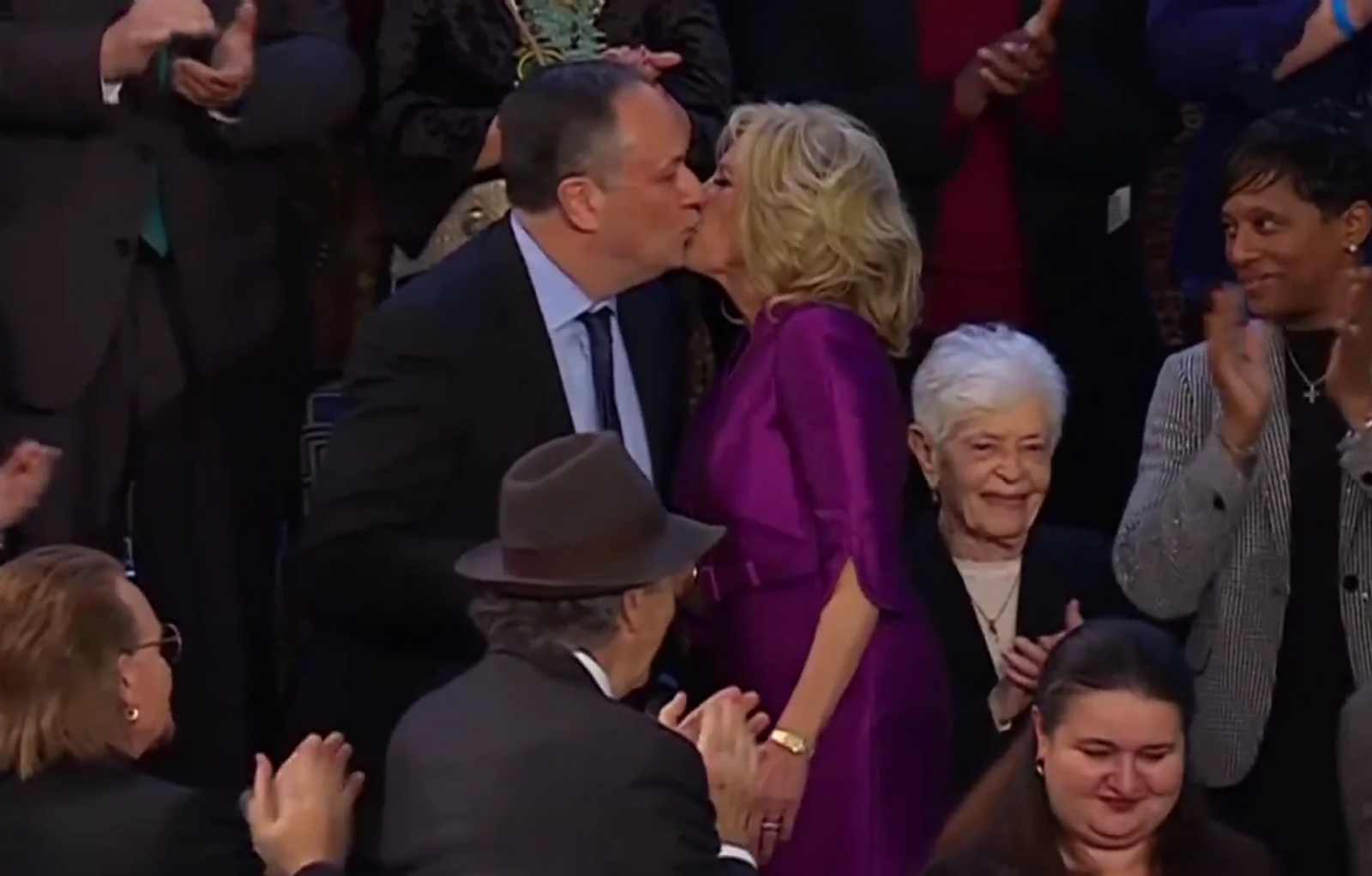 Jill Biden besa a Douglas Emhoff durante discurso de Joe Biden