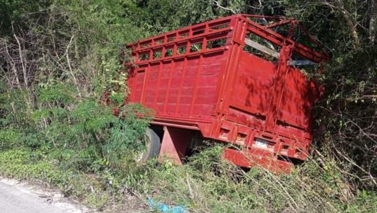 Camión se accidenta por culpa de baches en Xpujil, Campeche