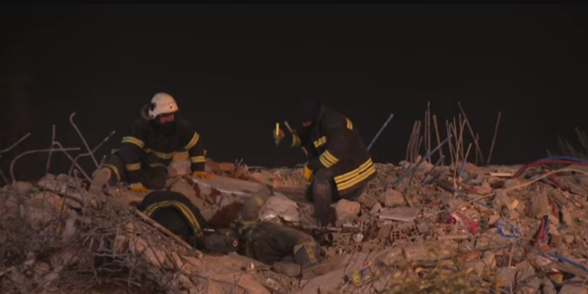 Los bomberos turcos siguen trabajando en remover escombros. Foto: Especial
