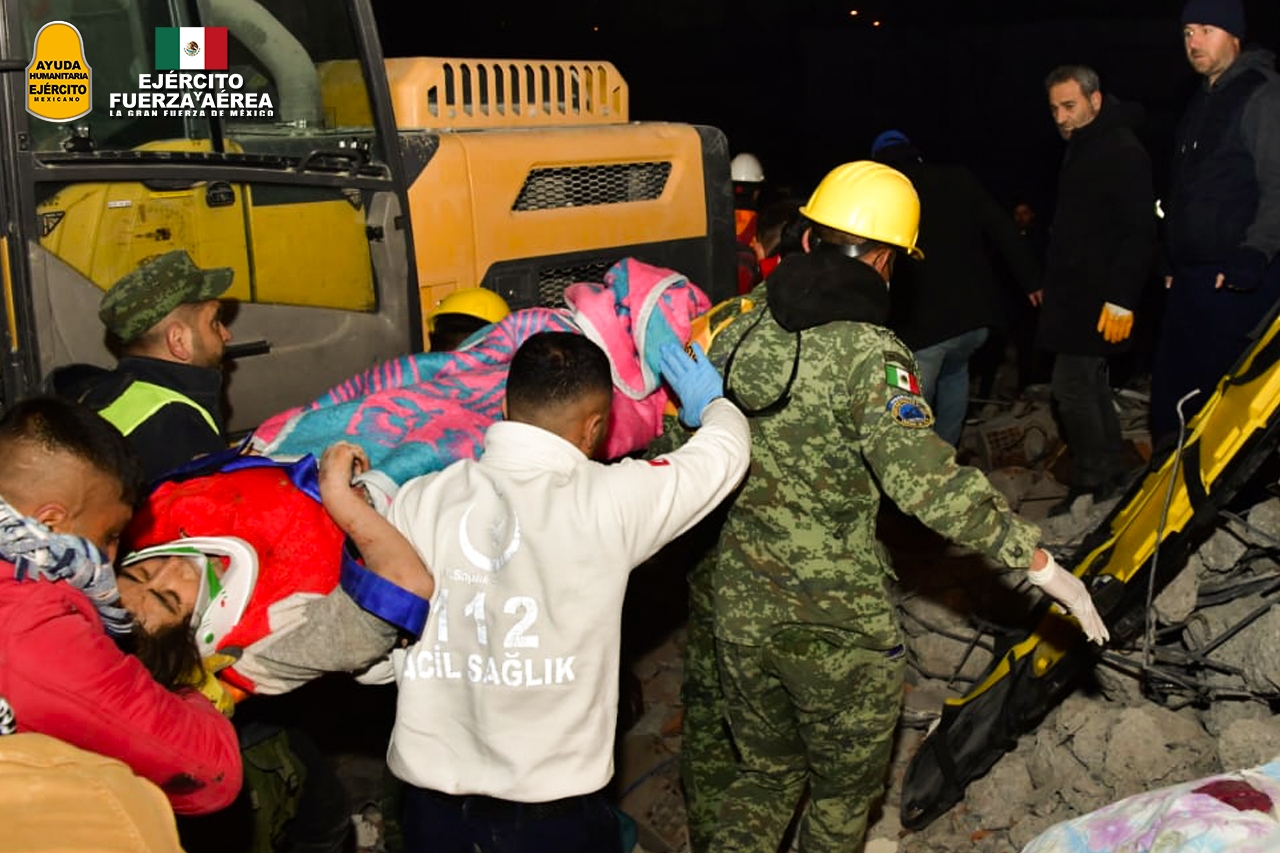 Personal del Ejército Mexicano en Turquía rescató con vida a una mujer de entre los escombros