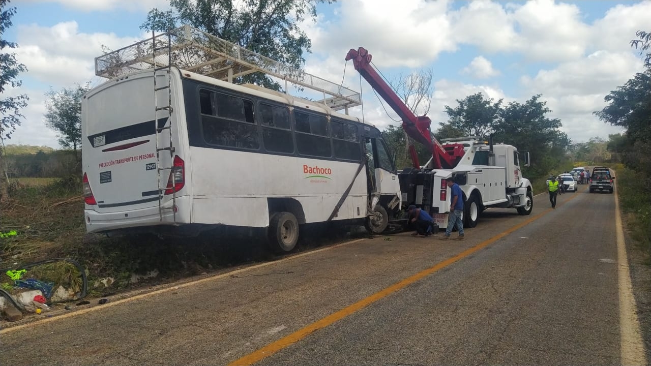 Vuelca camión de personal de Bachoco en Tenabo; hay 6 heridos