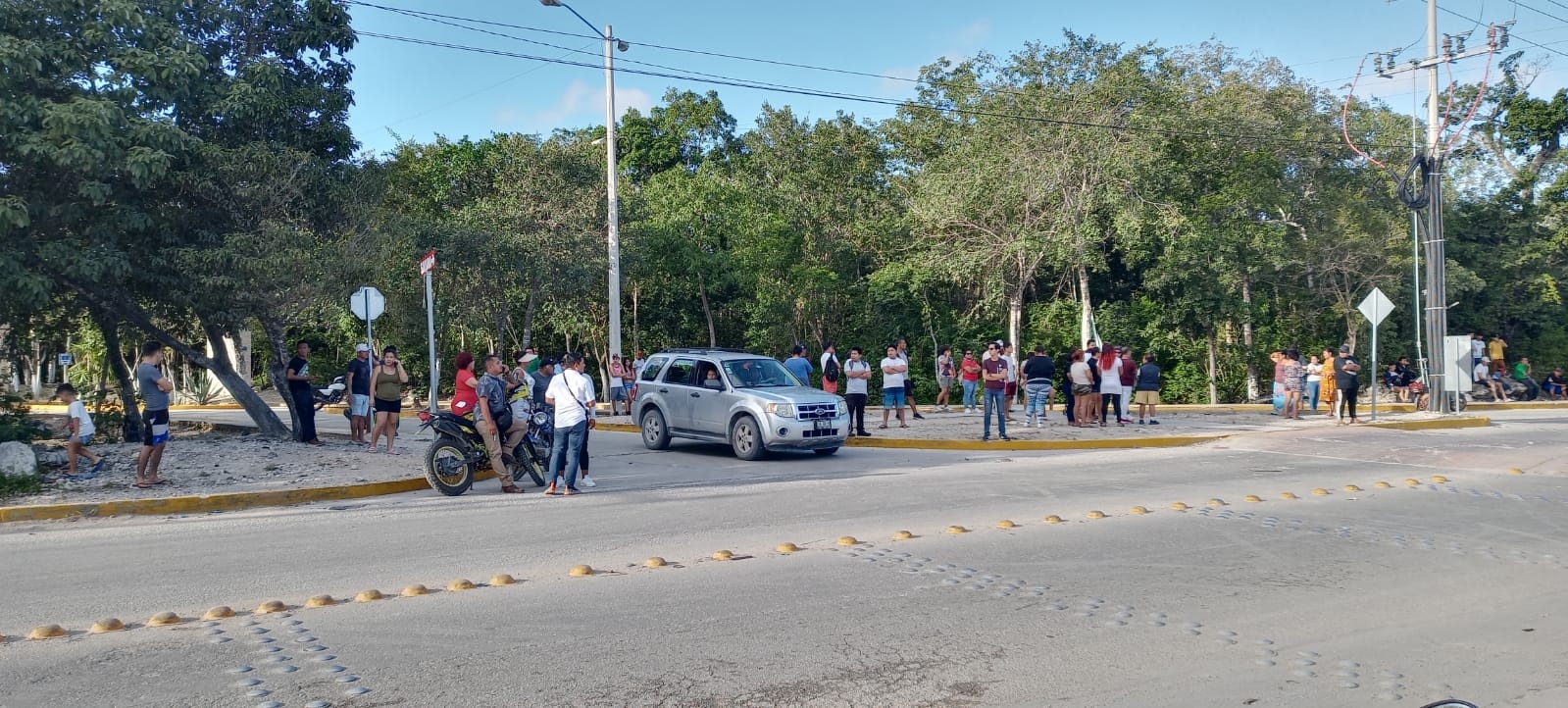 Vecinos del fraccionamiento Alója de Cancún cierran vialidad por la falta de luz