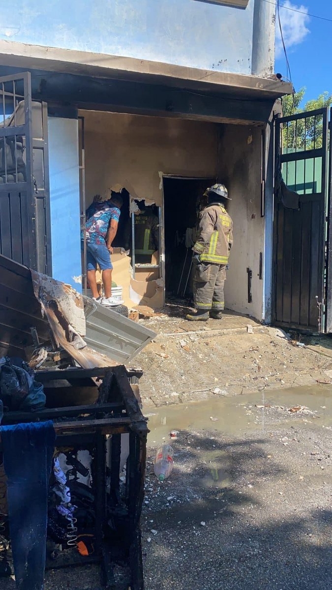 Rescatan a dos perros atrapados en un inmueble que se incendió en la Región 91 de Cancún