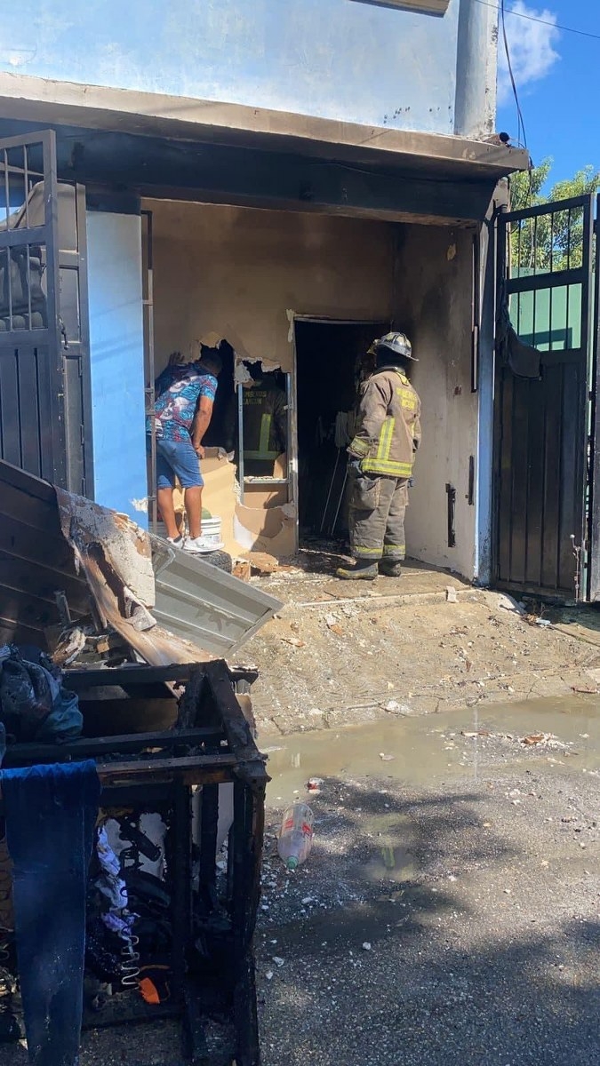 El fuego consumió mobiliario de la sala y una recámara