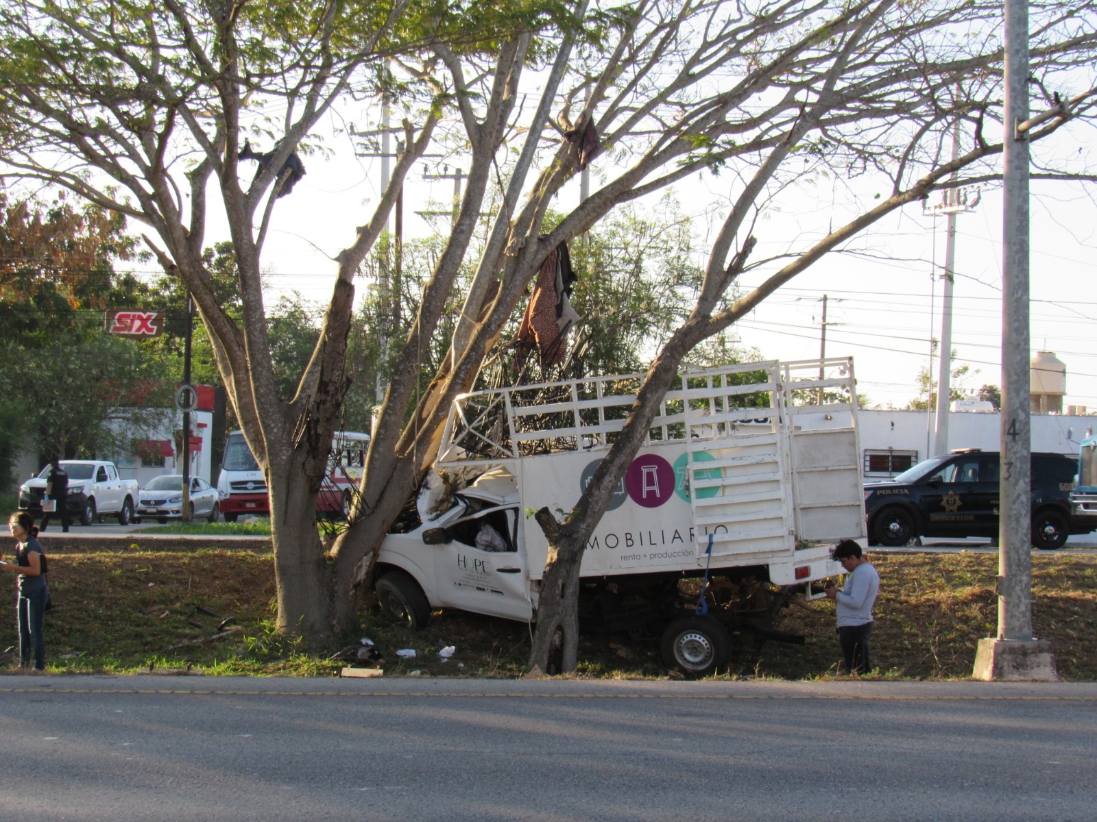 Conductor choca contra un árbol en el Periférico de Mérida; hay dos heridos