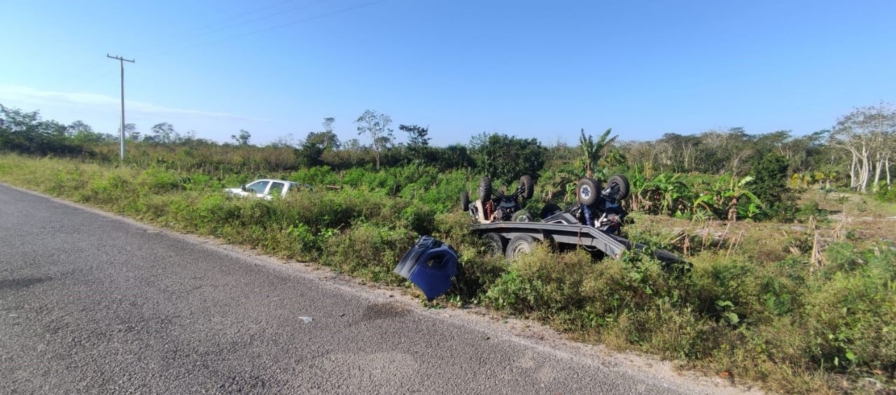 Aparatoso accidente entre auto y remolque en carretera de Tizimín