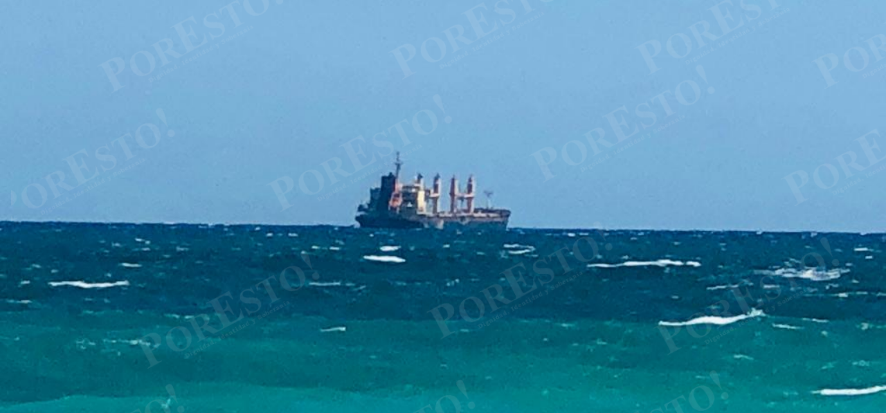 Arriba cerca de la marina de Puerto Morelos el barco carguero cubano "Melody": EN VIVO