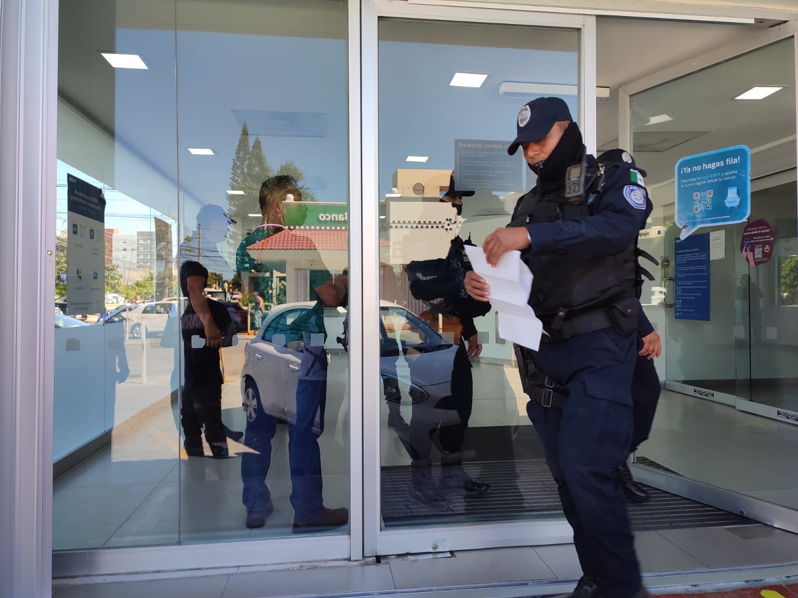 Hombre resulta herido luego de resistirse a ser asaltado afuera de un banco en Cancún