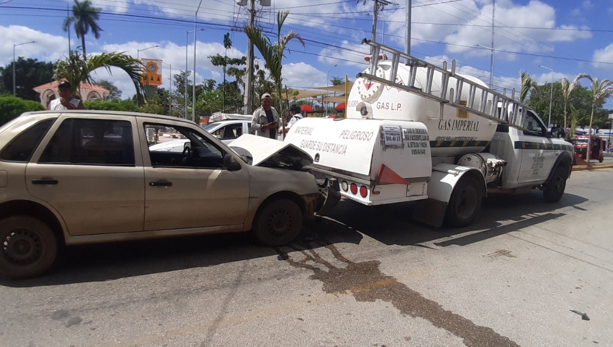 Conductor choca contra una pipa de gas LP en José María Morelos
