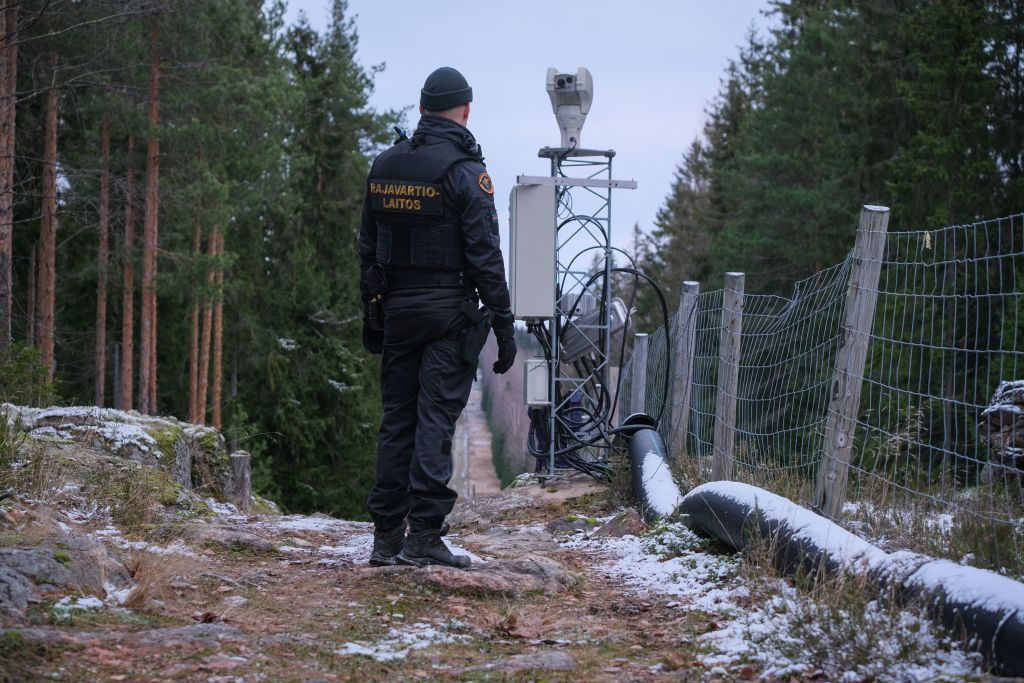 Finlandia inicia la construcción de una valla metálica en su frontera con Rusia