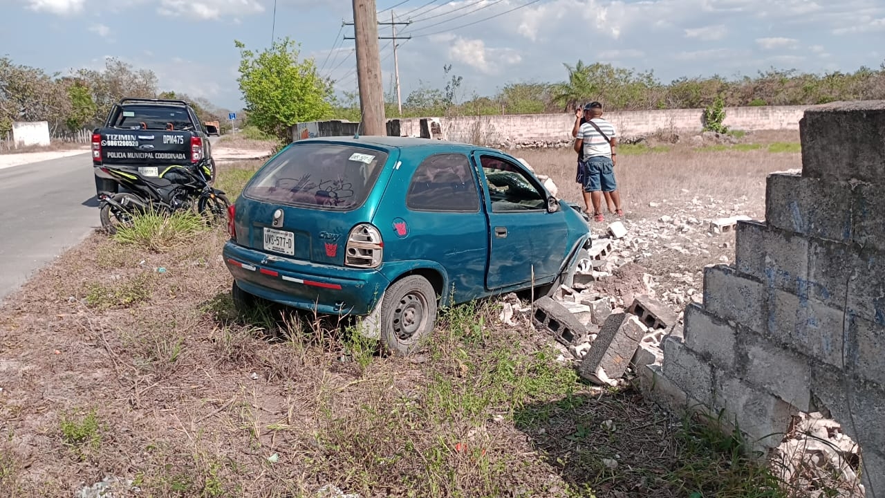 Conductor choca contra un muro del exbasurero de Tizimín al evitar atropellar a un perro