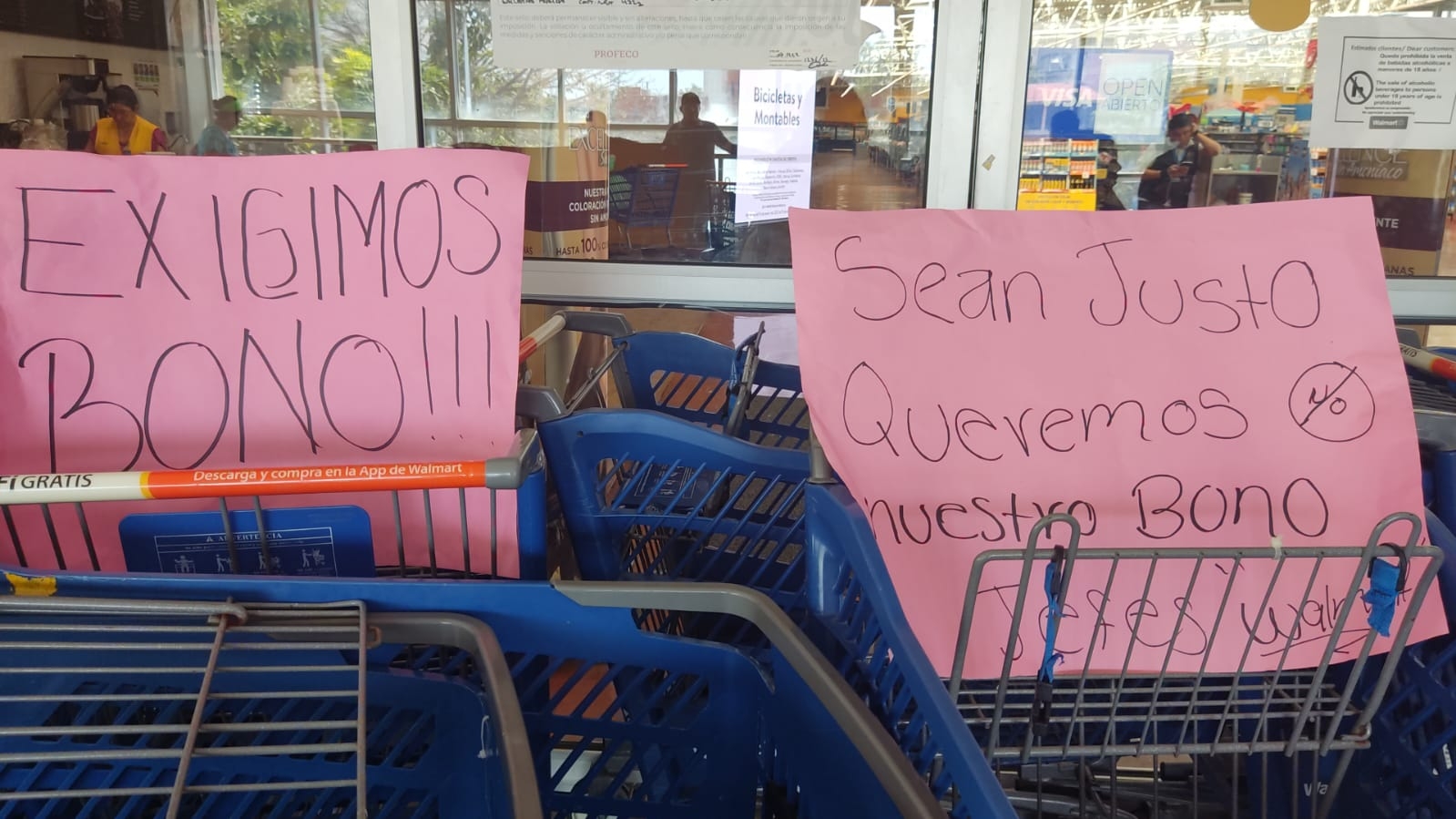 Empleados de Walmart continúan en paro de labores en Playa del Carmen: VIDEO