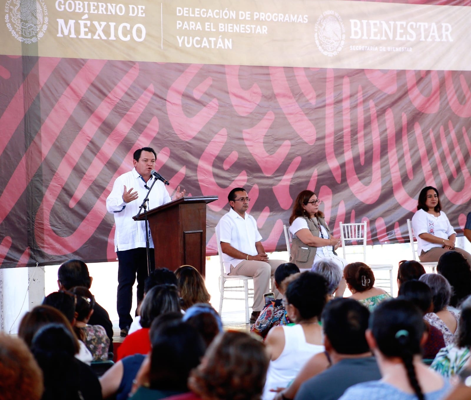 Joaquín Díaz Mena anuncia apoyo para escuelas de Educación Pública en Mérida