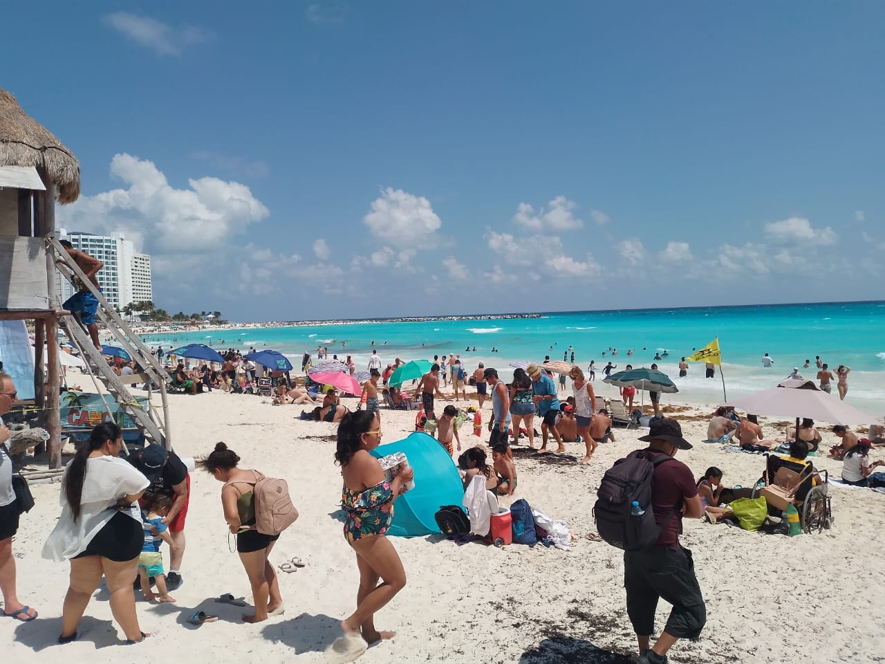 Los visitantes disfrutan de las playas de Cancún a pocos días de iniciar la Primavera
