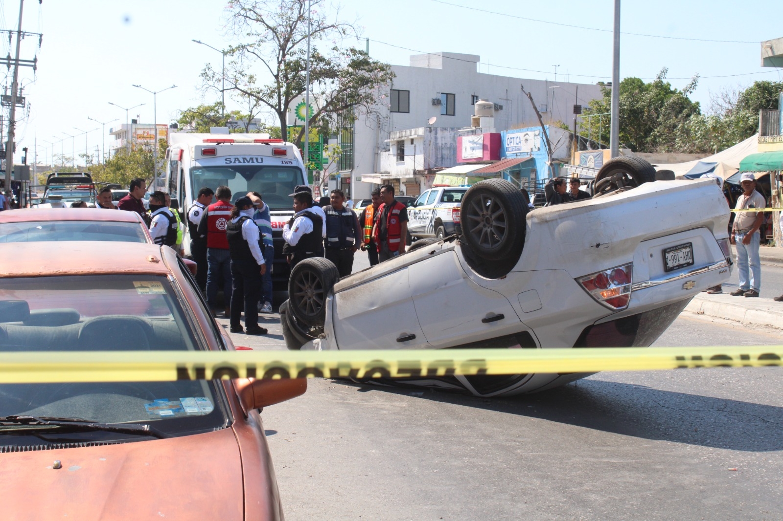 Conductor ebrio choca y vuelca su automóvil en Campeche