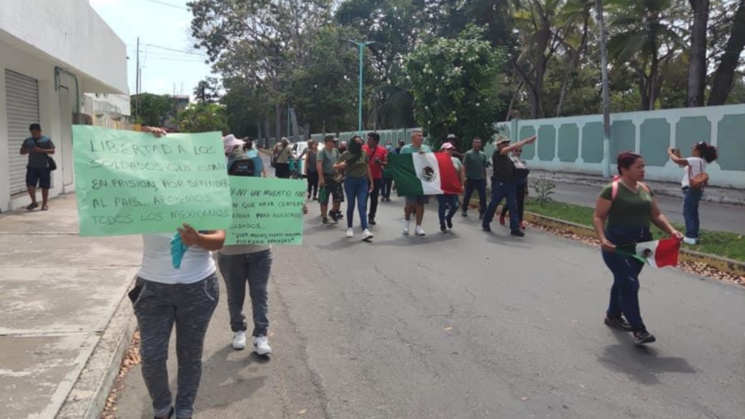 Familias de elementos de la Sedena detenidos en Tamaulipas marchan en Chetumal; exigen su liberación