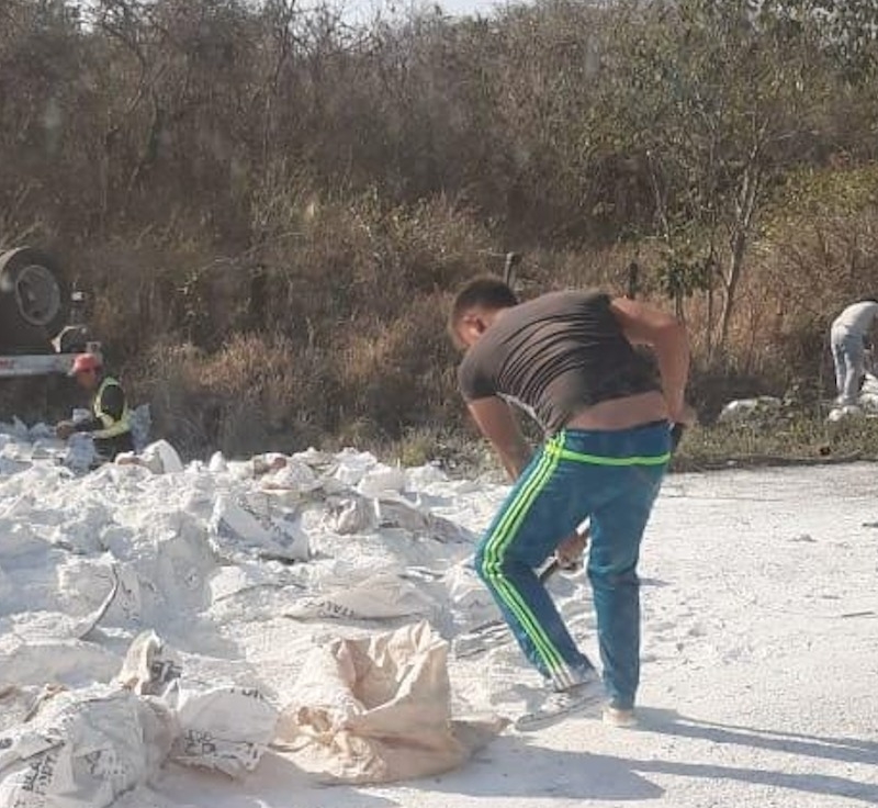 Rapiñan tráiler con 30 toneladas de pegazulejo  en Champotón