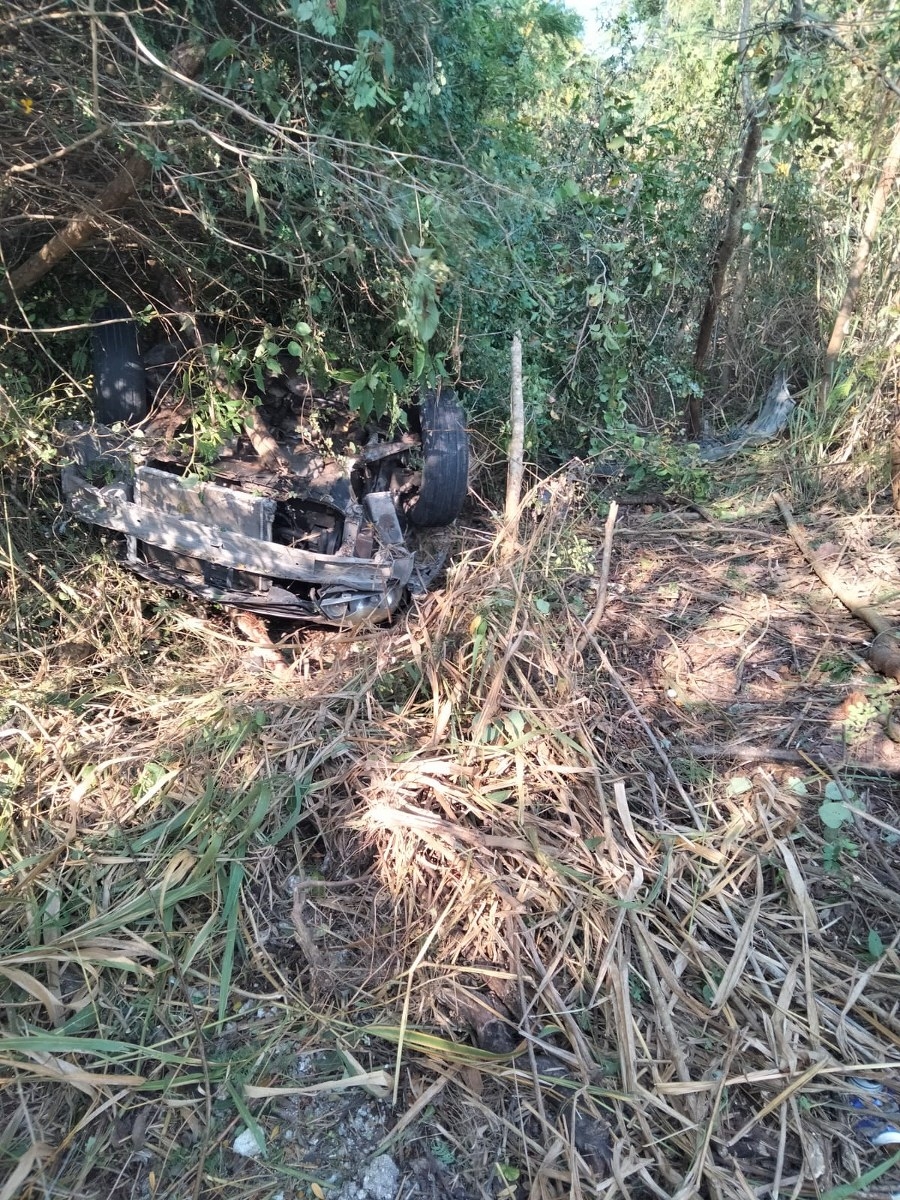 Hombre muere durante la volcadura de su auto en Chetumal