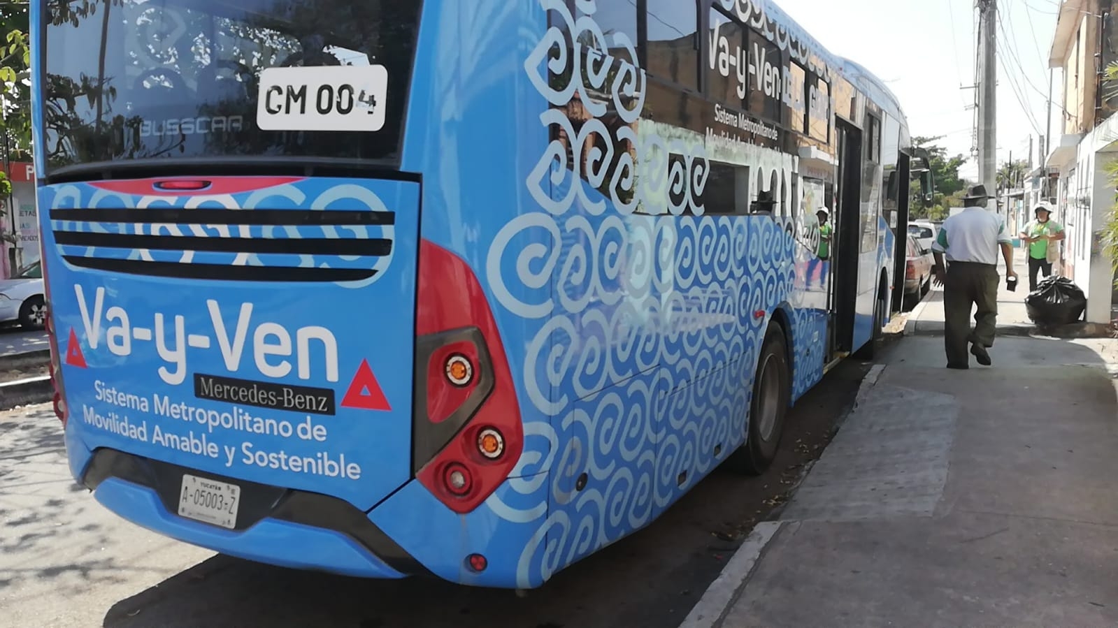 Camión del Circuito Metropolitano Va y Ven arrastra a un auto en Mérida