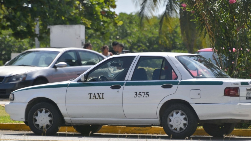 Taxistas de Cancún celebran 50 años en medio del repudio de los usuarios