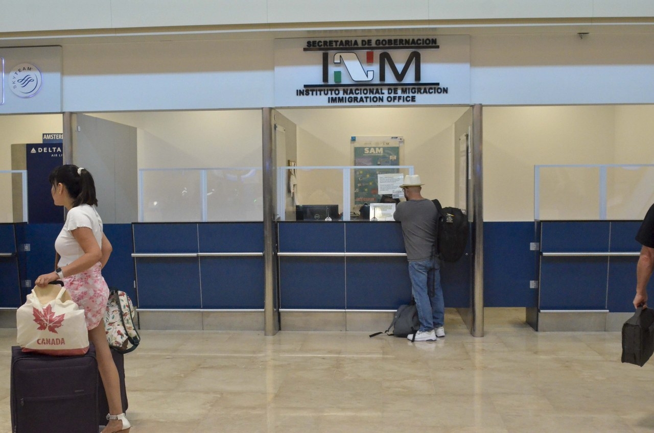 Migración cambia a 400 agentes del aeropuerto de Cancún; son acusados por maltrato