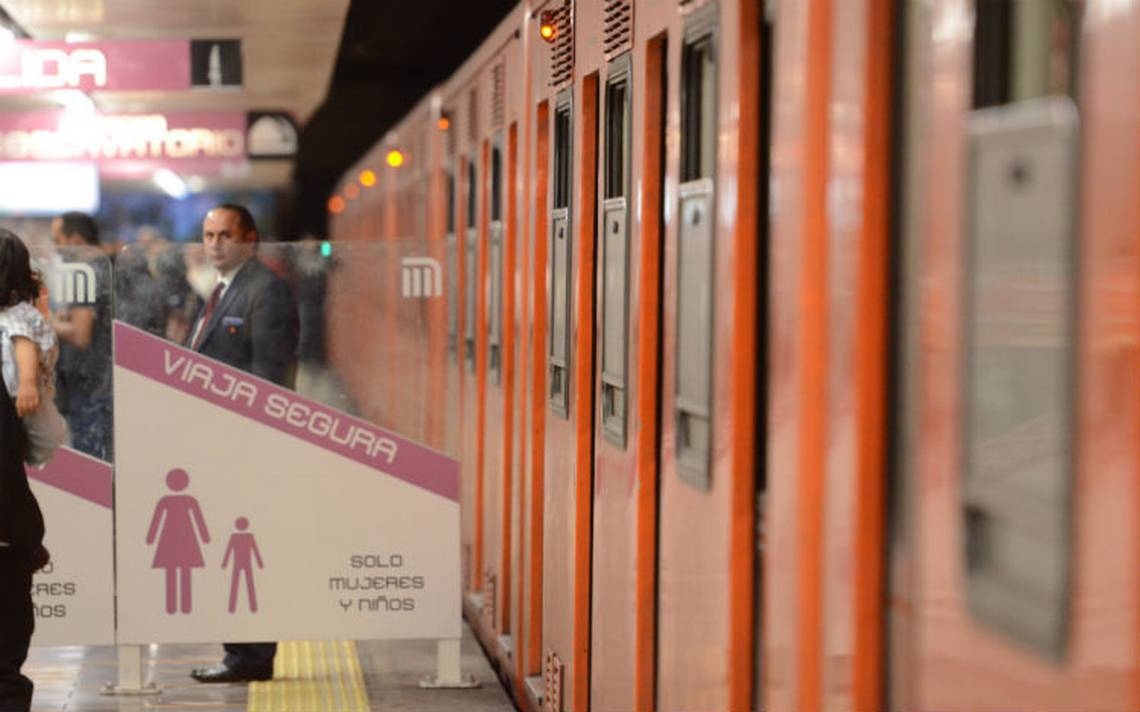 "Incitas a pecar", dice mujer a jovencita en el metro de la CDMX: VIDEO