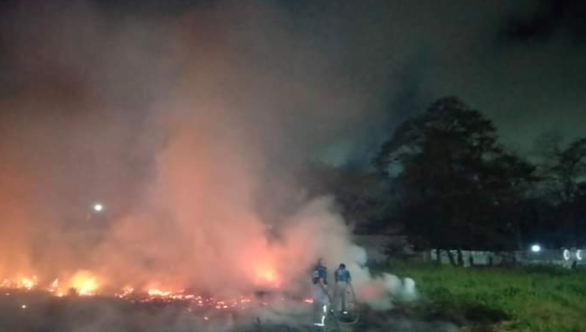 Campeche: Se incendia lote baldío cercano a viviendas y estación de gas butano