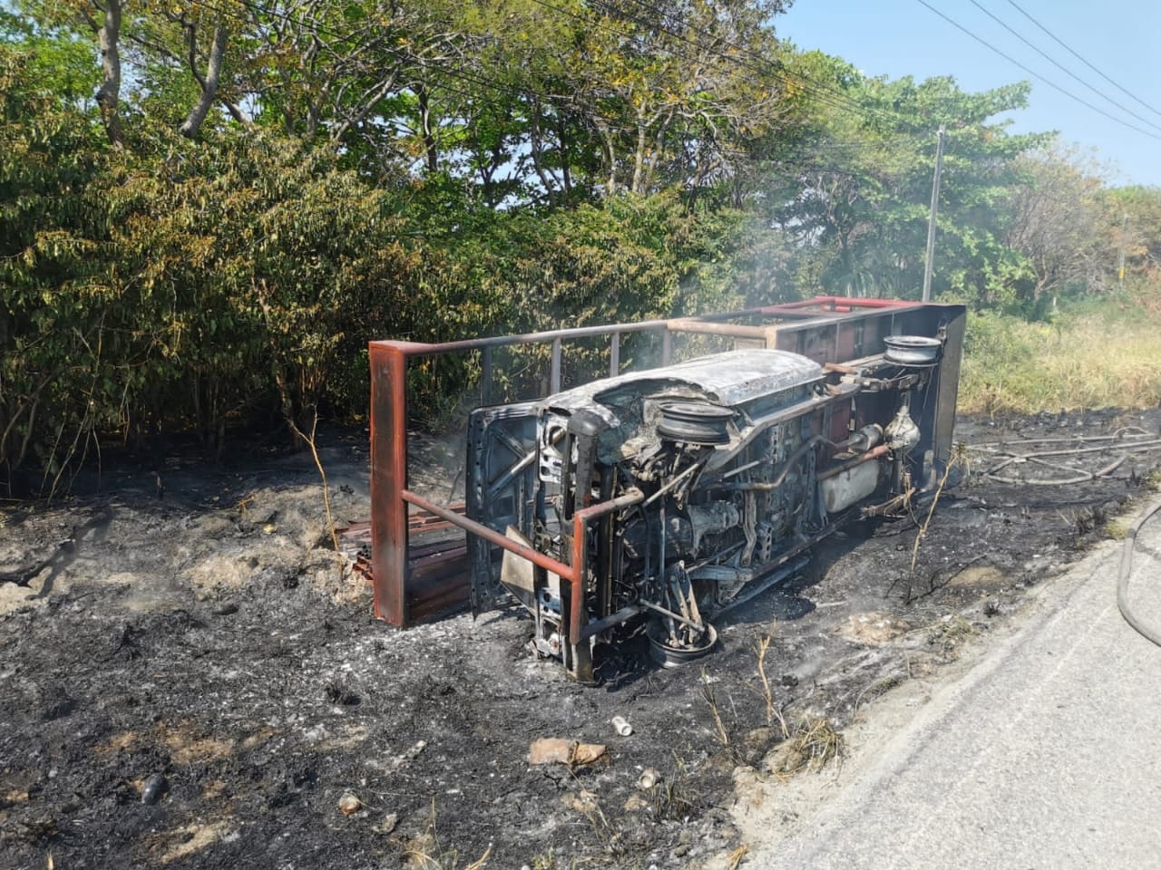 Fuego consume camioneta en el tramo Ciudad del Carmen-Puerto Real