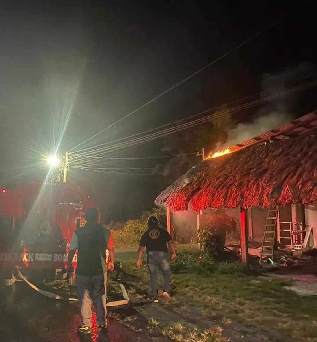 Cortocircuito causa el incendio en una palapa en Bacalar