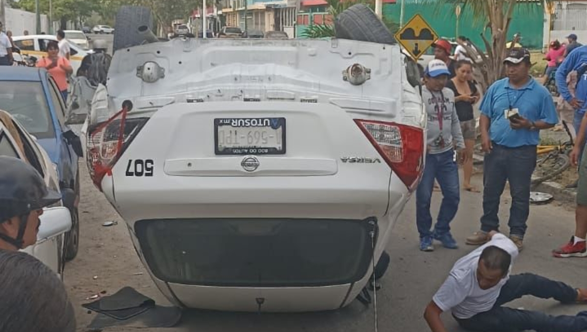 Conductor causa la volcadura de un taxi en Chetumal