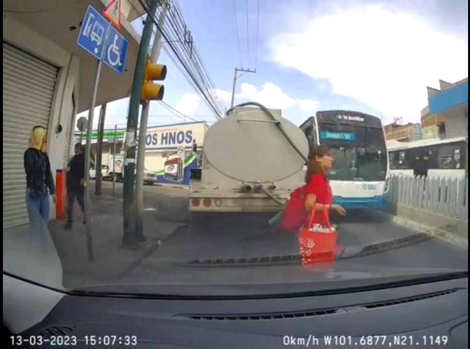 ¡De Milagro! Mujer se salva de morir atropellada por un camión en Guanajuato: VIDEO
