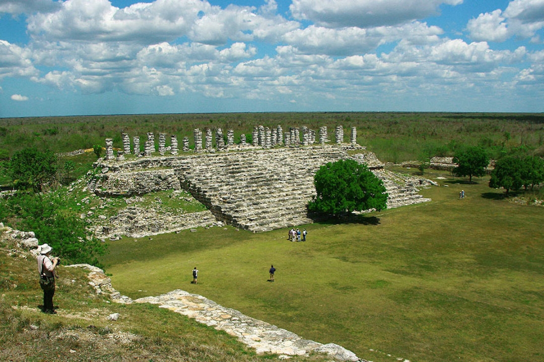 Estas antiguas ruinas fueron el asentamiento de la ciudad maya y cuentan con la única desfibradora de henéquen
