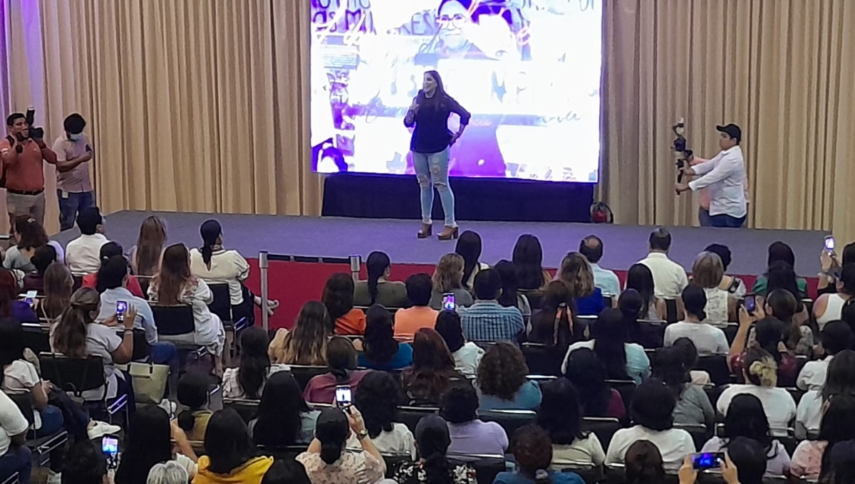 Activista Olimpia Coral Melo imparte conferencia sobre violencia digital en Campeche