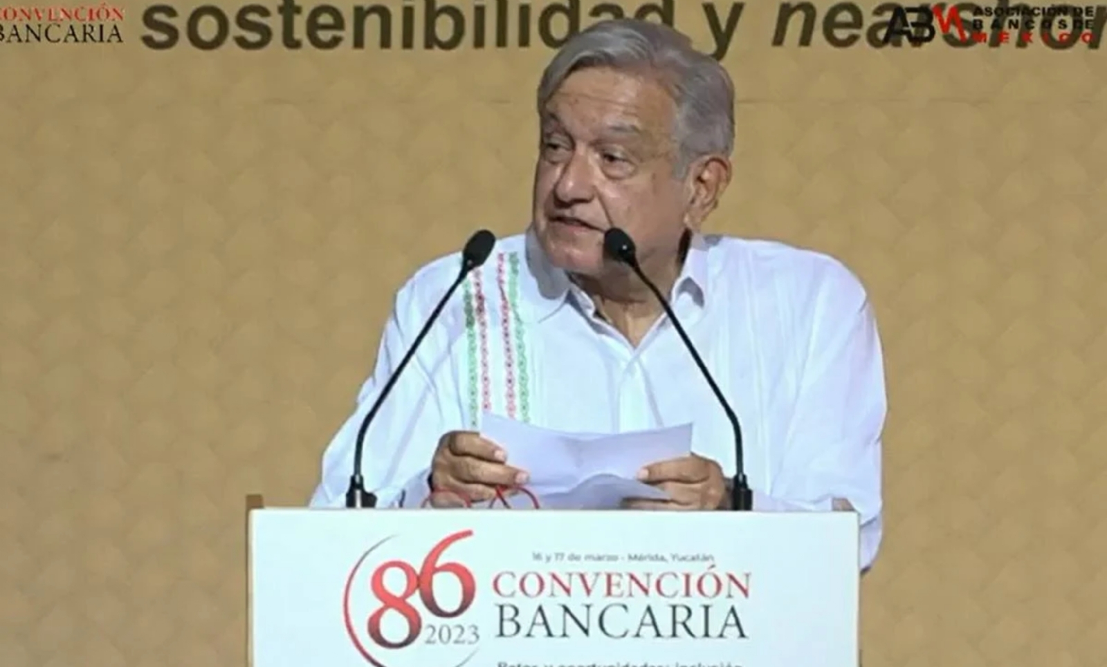 AMLO 'destapa' a Mauricio Vila en la Convención de Banqueros en Mérida