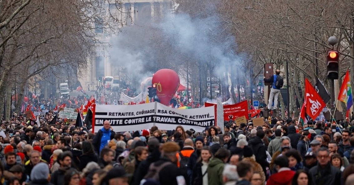 Francia: Bloquean carreteras y refinerías se van a huelga por imposición de reforma de pensiones