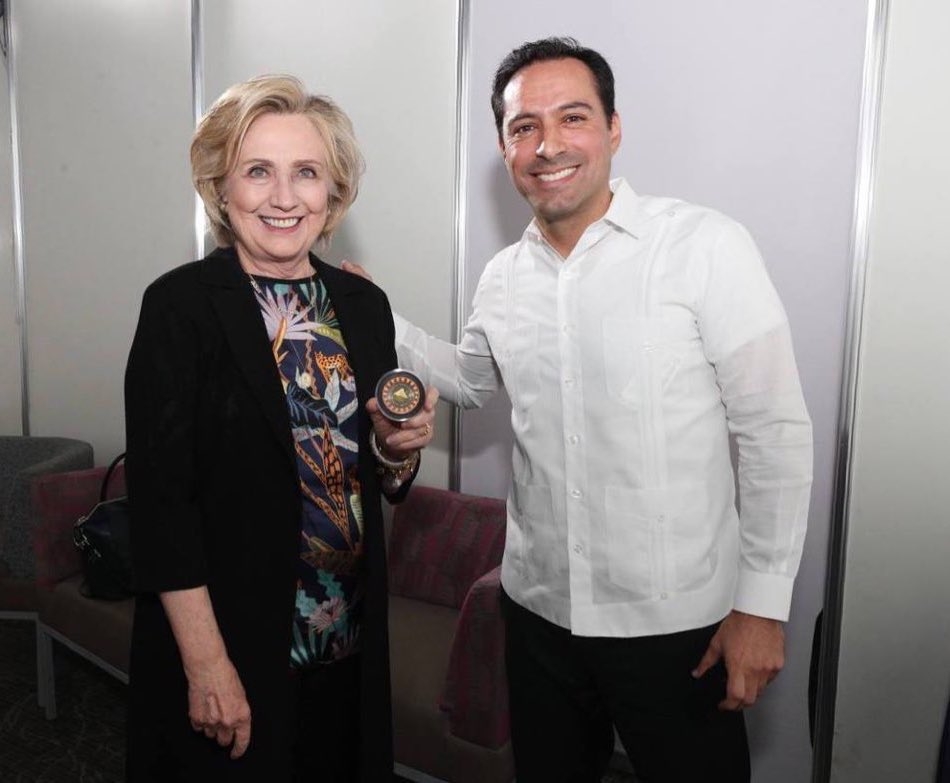 Mauricio Vila se reúne con Hillary Clinton en la Convención Bancaria 2023 en Mérida