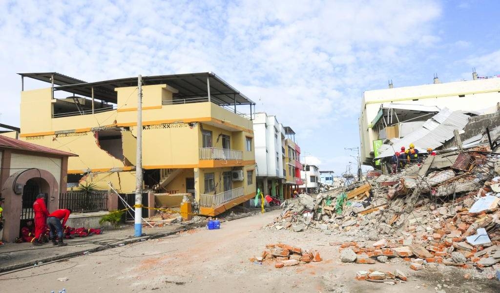 Aves predicen fuerte sismo en Ecuador; reportan 16 muertos y 380 heridos