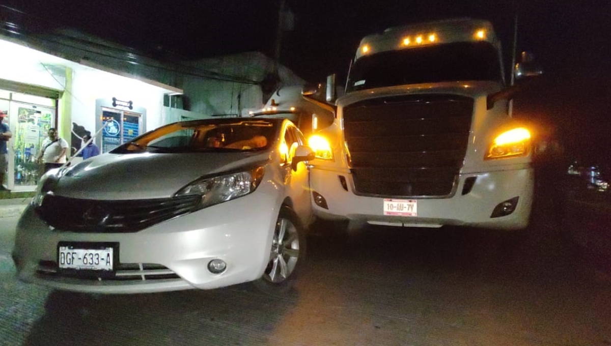 Tráiler arrastra 10 metros a auto que circulaba a exceso de velocidad en Ciudad del Carmen