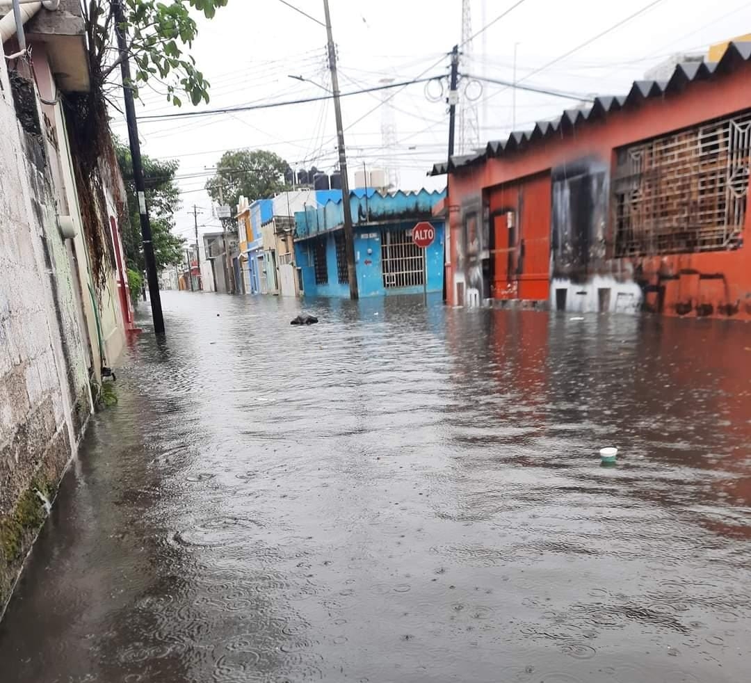 Lluvias del Frente Frío inundan las calles de Ciudad del Carmen