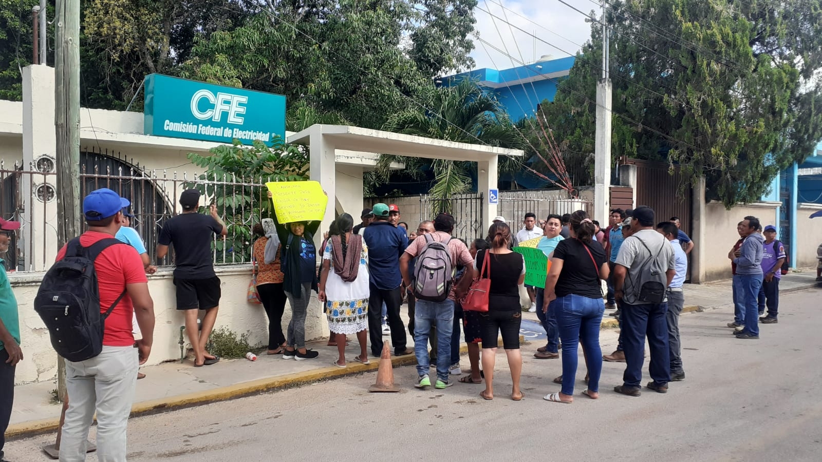 Habitantes de José María Morelos se manifiestan contra la CFE; exigen un mejor servicio