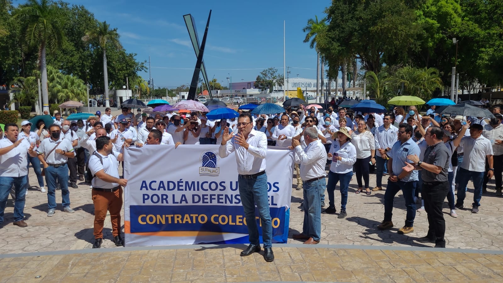 Sindicalizados de la Universidad Autónoma de Campeche protestan afuera de la Rectoría: EN VIVO