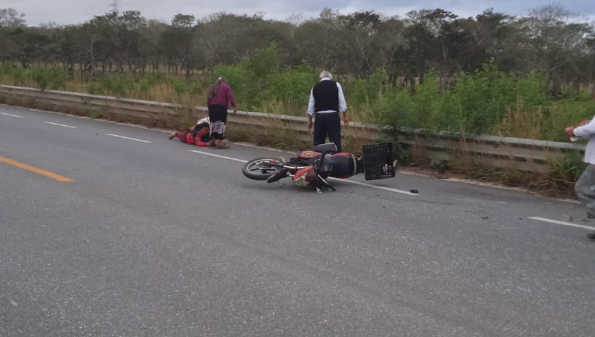 Pareja de motociclistas resulta herida tras chocar contra una valla en la vía Escárcega-Champotón
