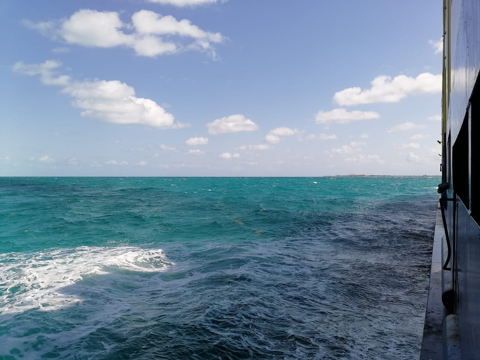 Barco de carga queda varado entre Isla Mujeres y Cancún