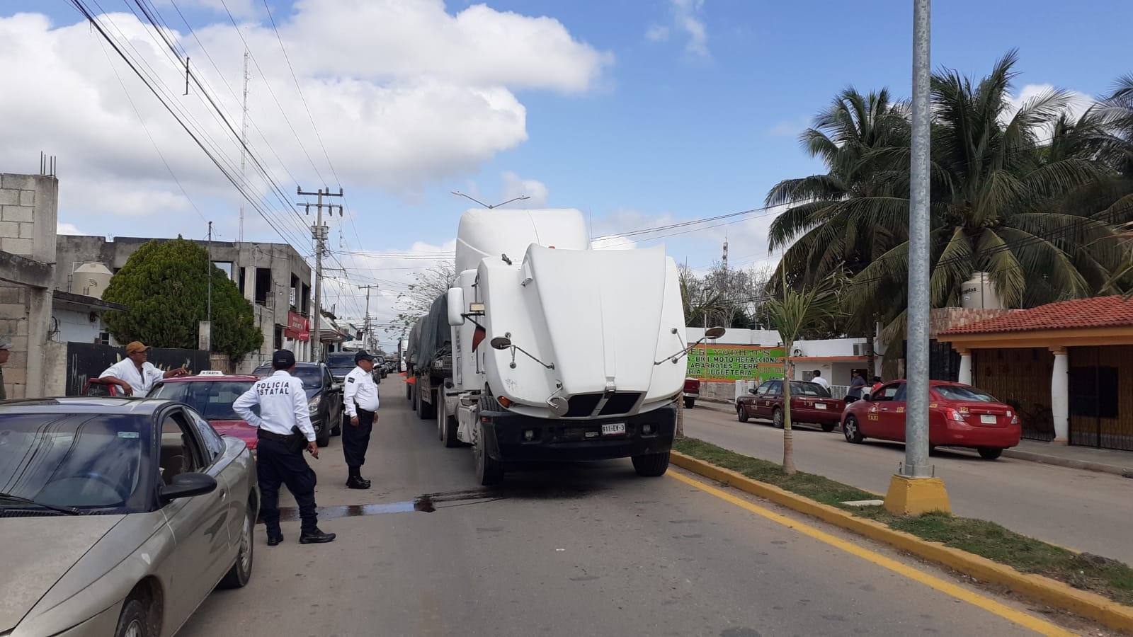 Tráiler bloquea el tránsito en una avenida de José María Morelo