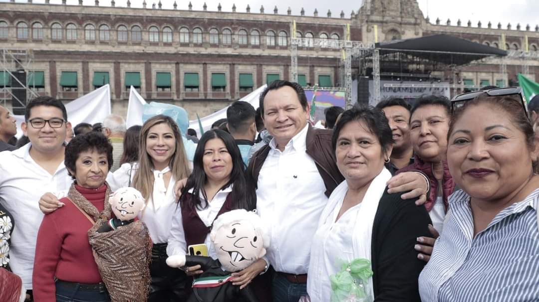 Joaquín Díaz, acompañado de su esposa, Wendy Méndez y los contigentes yucatecos asistieron a la marcha