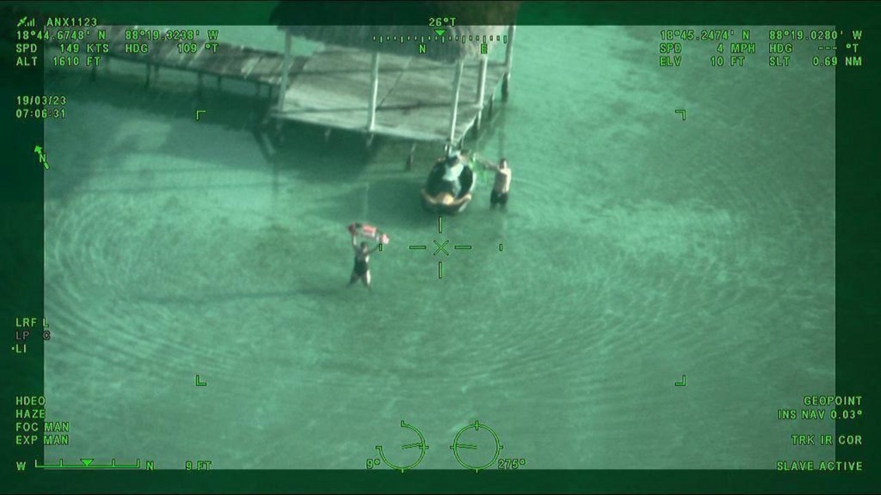 Secretaría de Marina rescata a dos personas en Bacalar