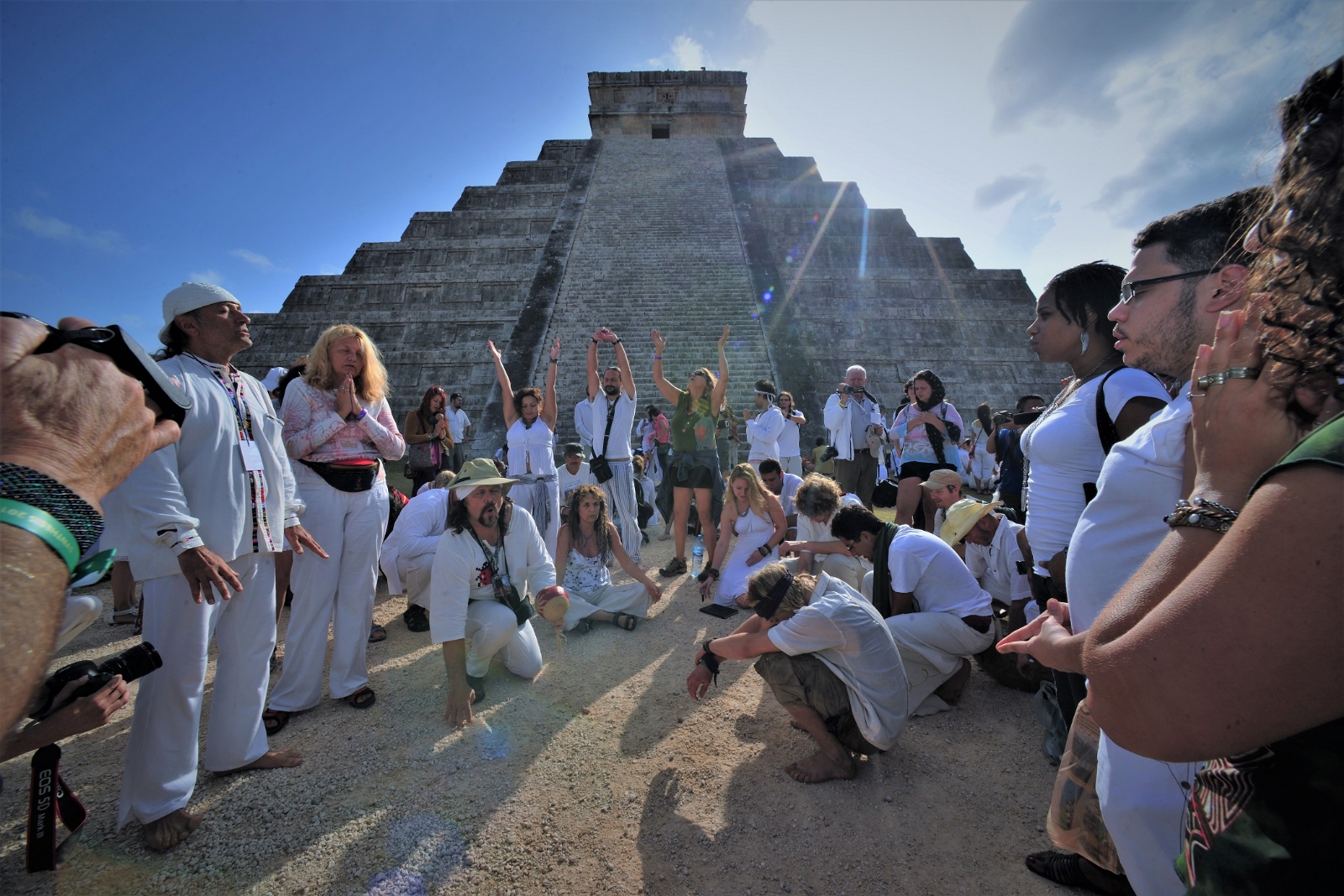Equinoccio de Primavera en Chichén Itzá: Turistas disfrutan el descenso de Kukulcán