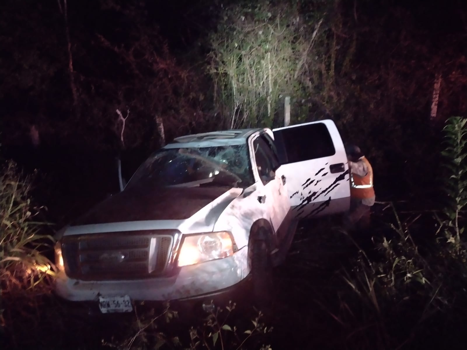 Camioneta cargada de caña termina volcada en el tramo Tulum-Felipe Carrillo Puerto
