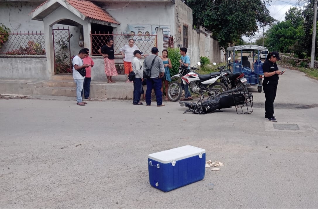 Repartidor pierde su cargamento de tortillas tras derrapar en Buctzotz